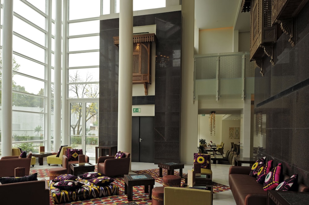 Lobby lounge
