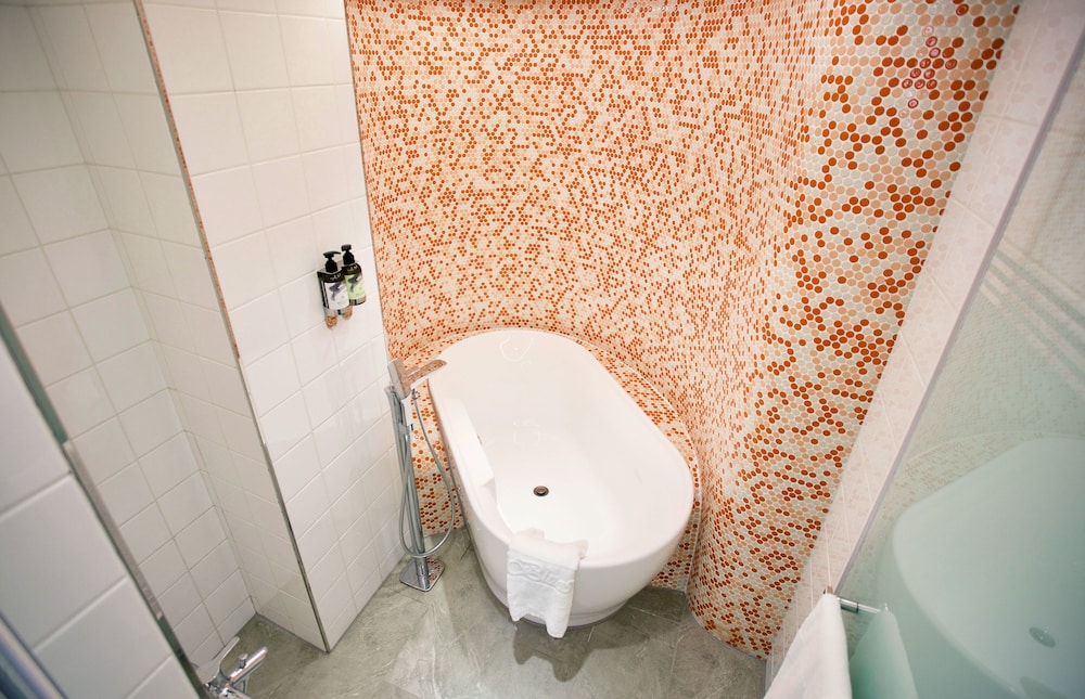 Deep soaking bathtub