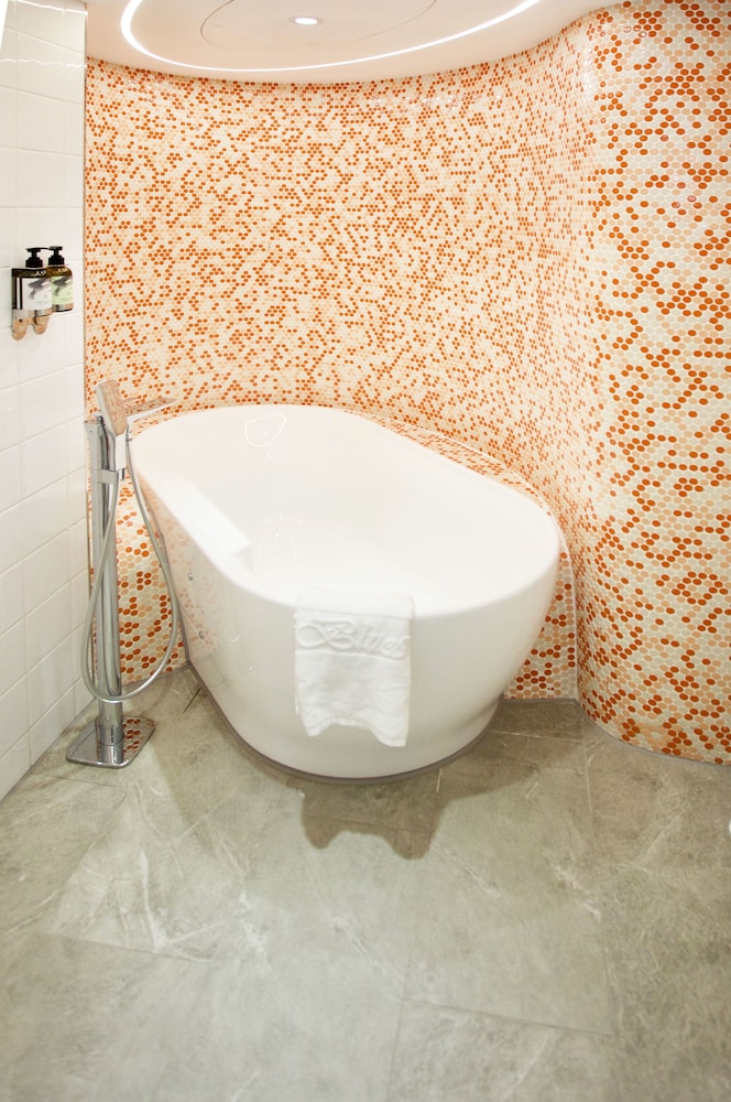 Deep soaking bathtub