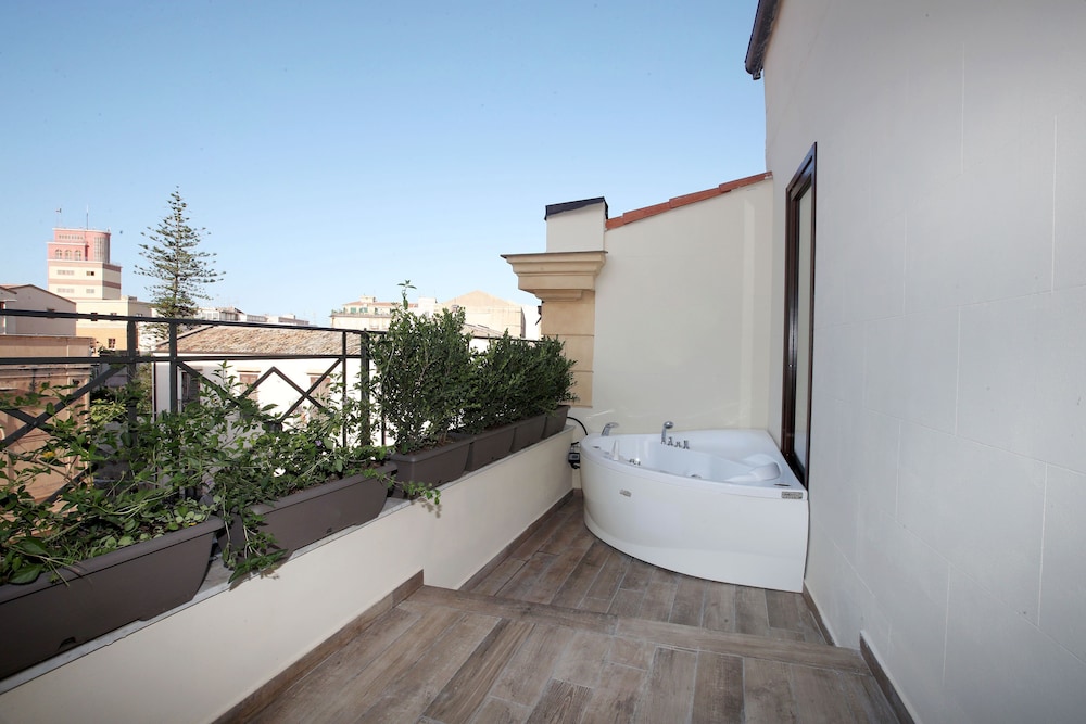 Private spa tub
