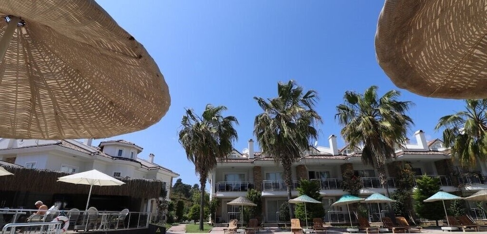 Poolside bar