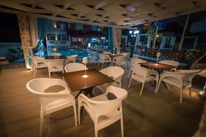 thumbnail: Poolside bar