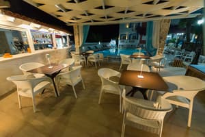 thumbnail: Poolside bar
