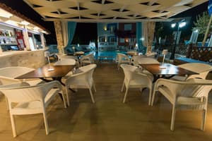 thumbnail: Poolside bar