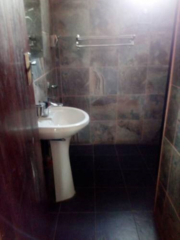 Bathroom sink