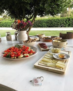 thumbnail: Outdoor dining