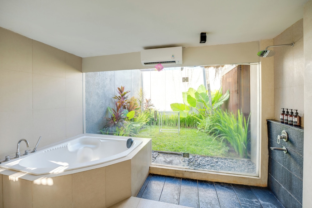 Deep soaking bathtub