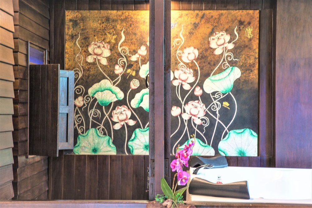 Deep soaking bathtub