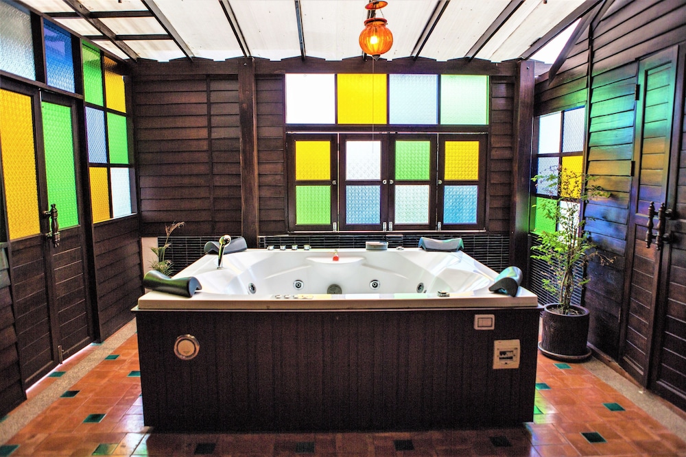 Deep soaking bathtub