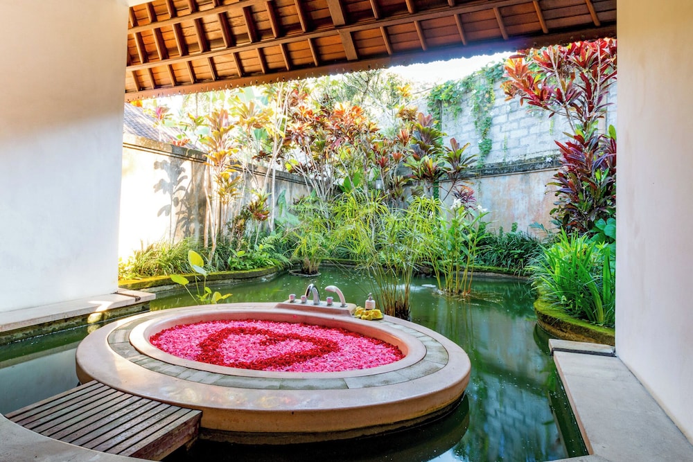 Deep soaking bathtub