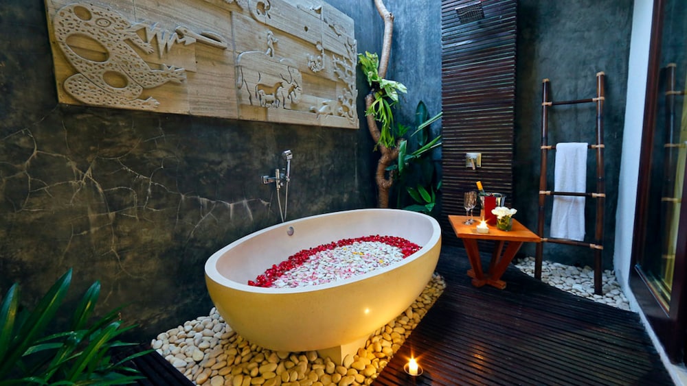 Deep soaking bathtub