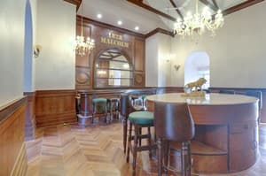 thumbnail: Bar (on property)