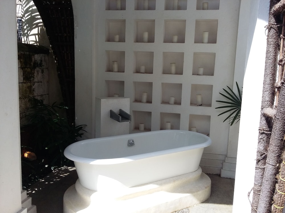 Deep soaking bathtub