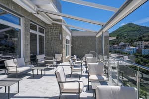 thumbnail: Bar (on property)