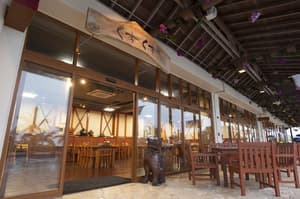thumbnail: Family dining