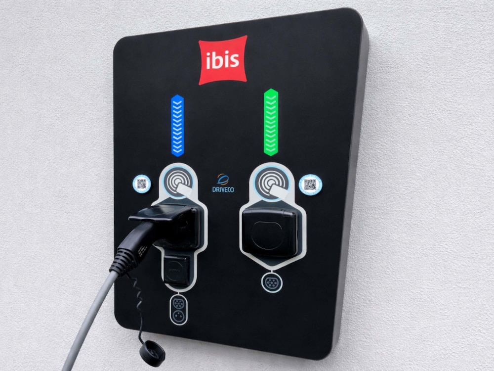 Electric vehicle charging station