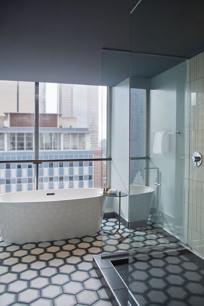 Deep soaking bathtub