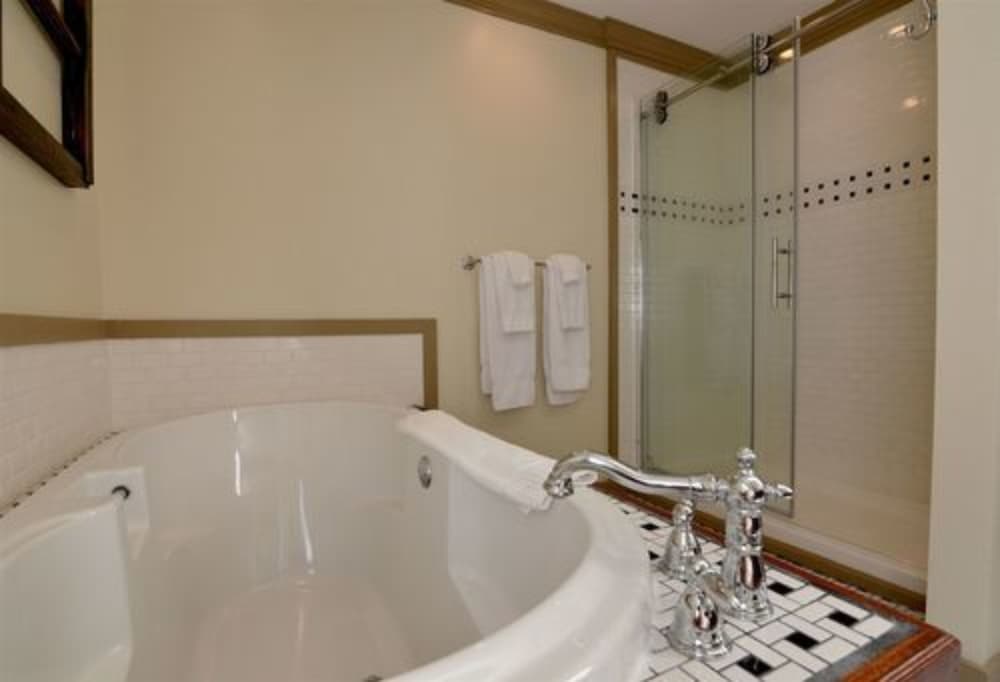 Jetted tub