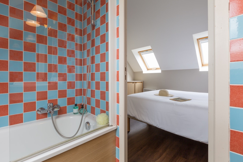 Deep soaking bathtub
