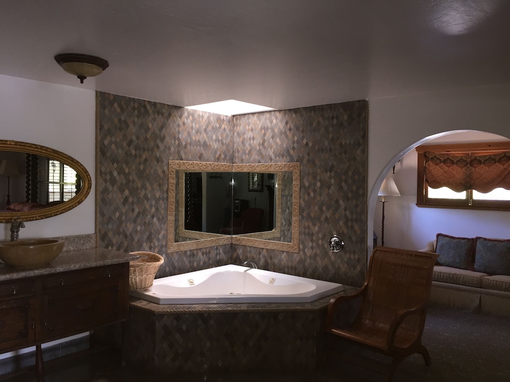 Deep soaking bathtub