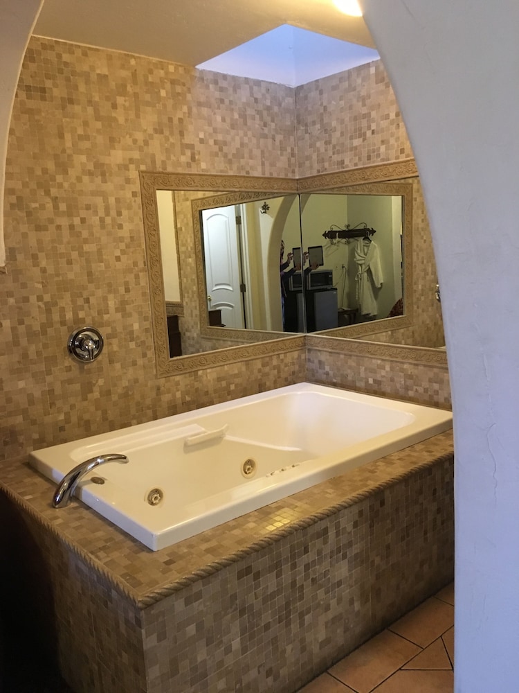 Deep soaking bathtub