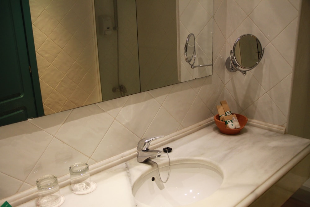 Bathroom sink