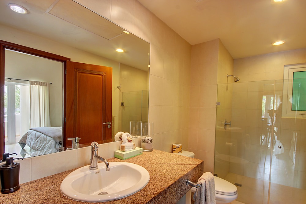 Deep soaking bathtub