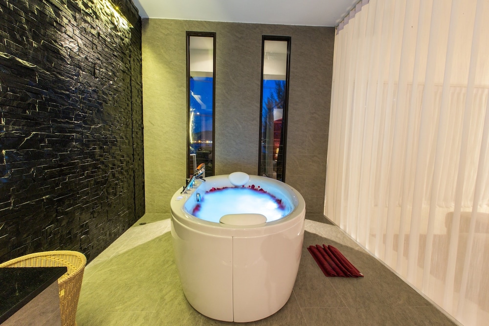 Deep soaking bathtub
