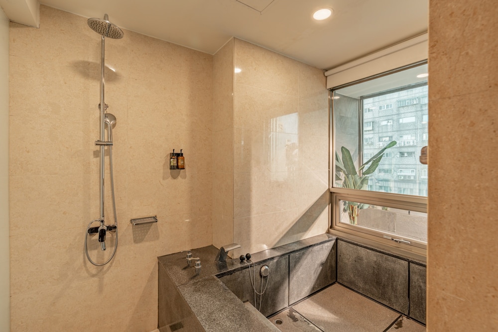 Deep soaking bathtub