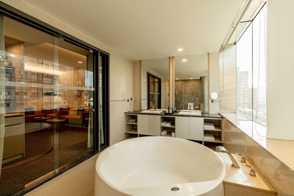 Deep soaking bathtub