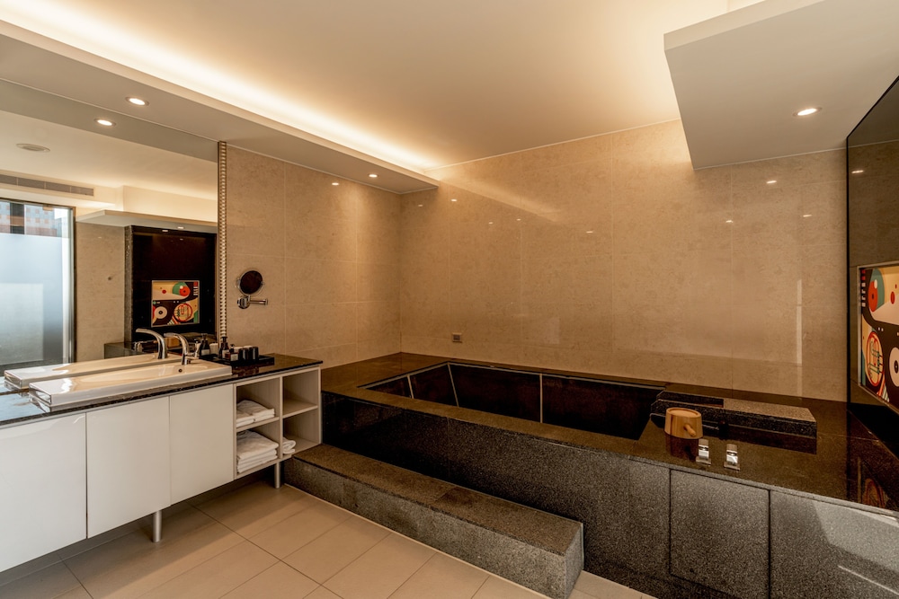 Deep soaking bathtub