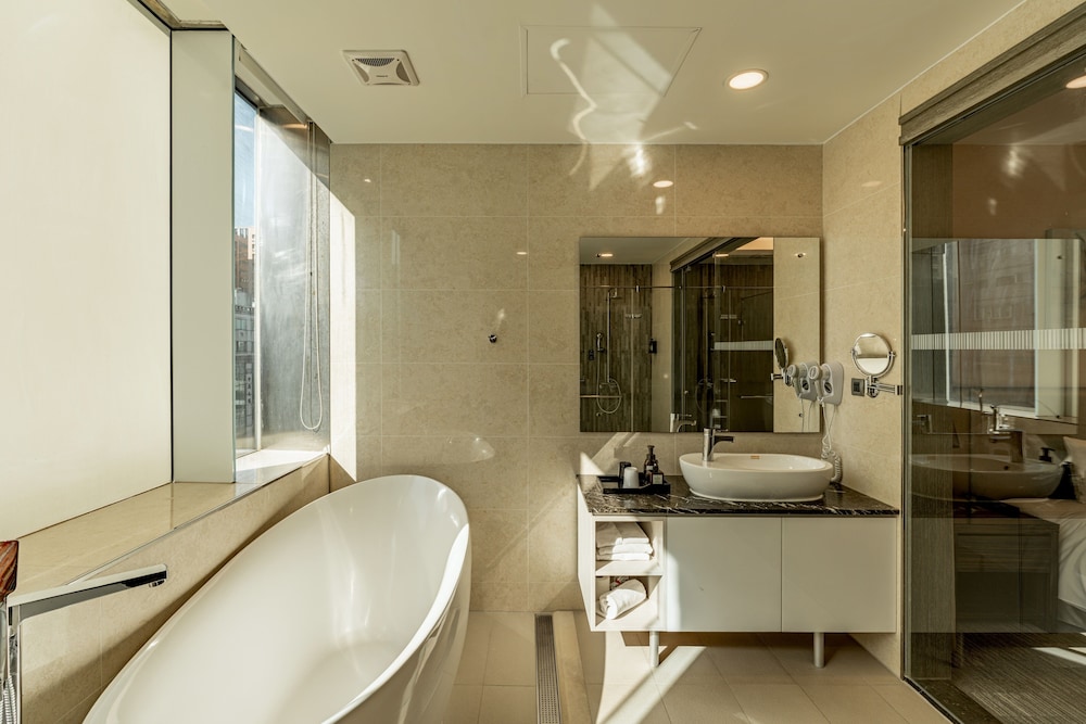 Deep soaking bathtub