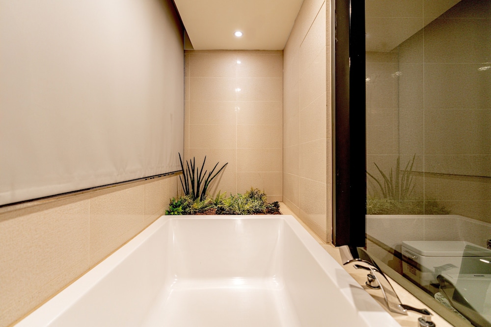 Deep soaking bathtub