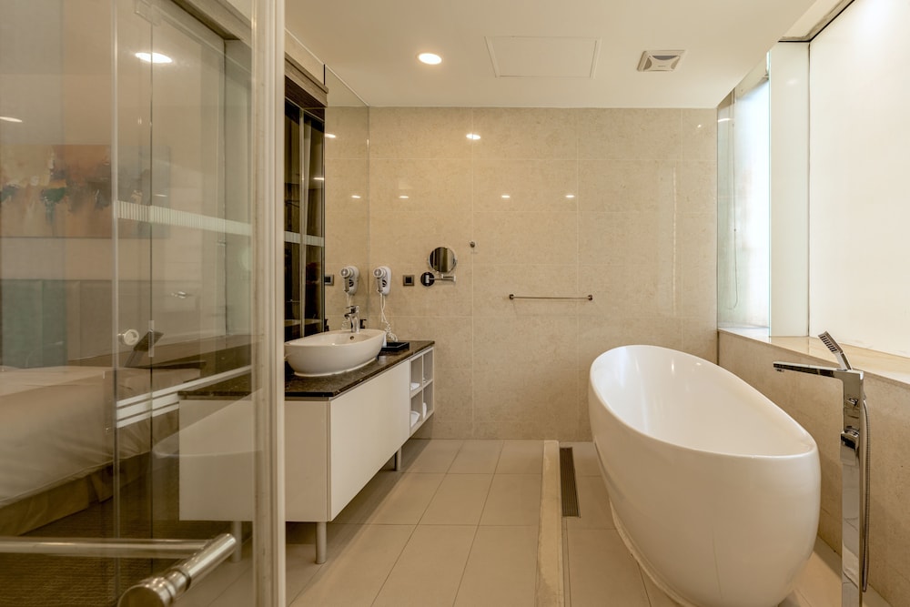Deep soaking bathtub