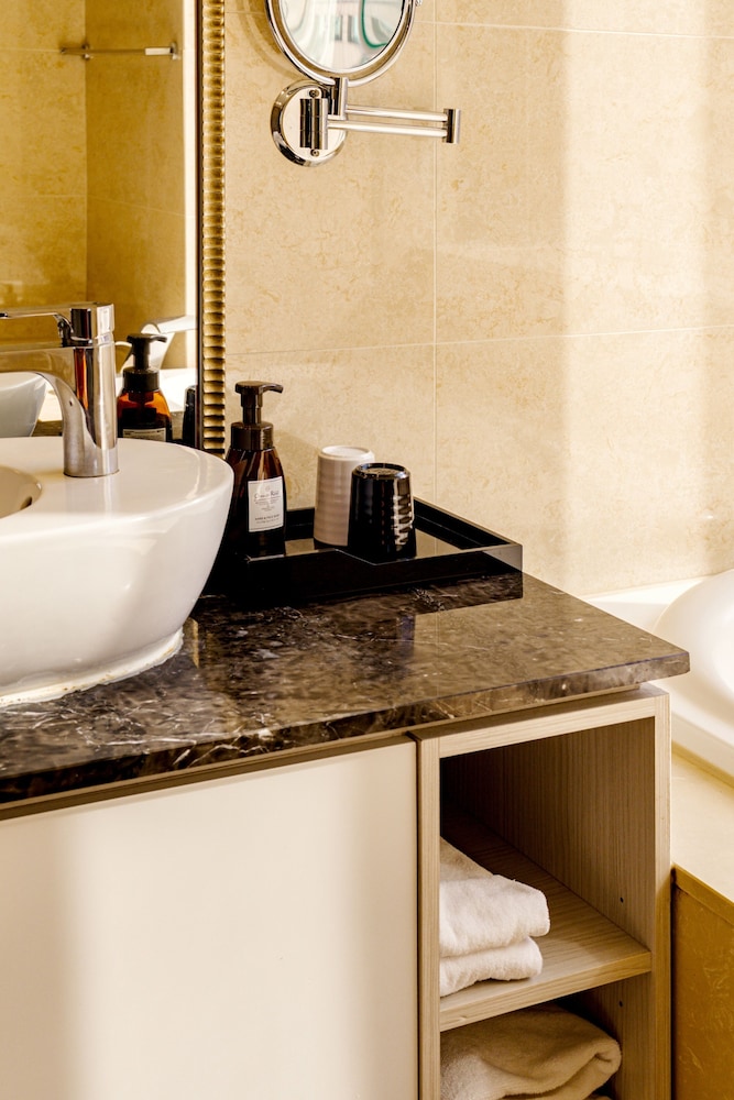 Bathroom amenities