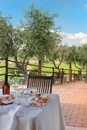 thumbnail: Outdoor dining