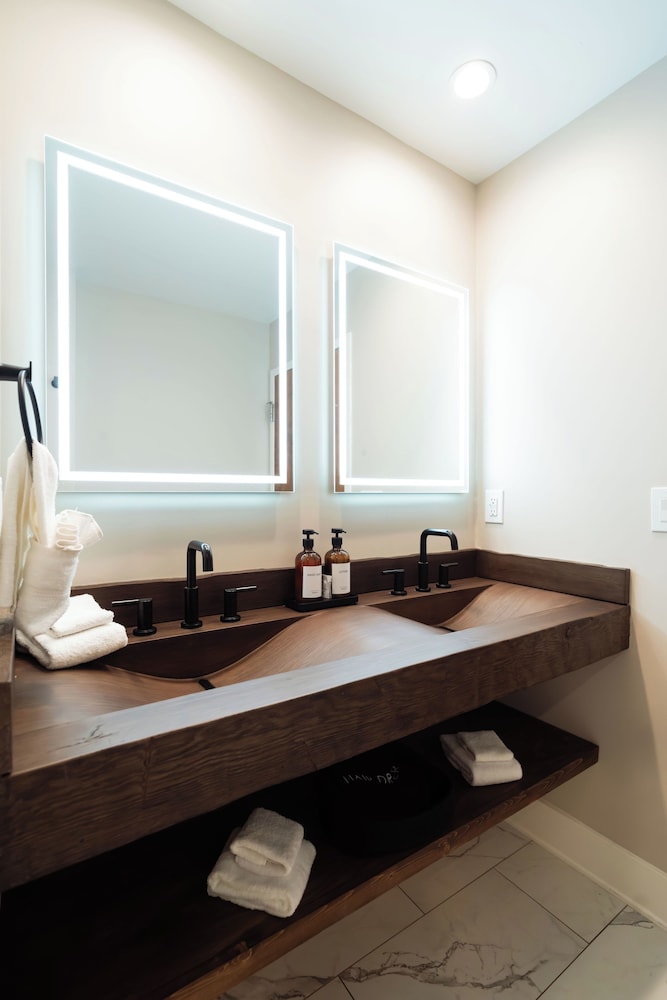 Bathroom sink
