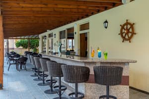 thumbnail: Poolside bar