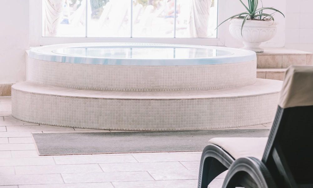 Indoor spa tub