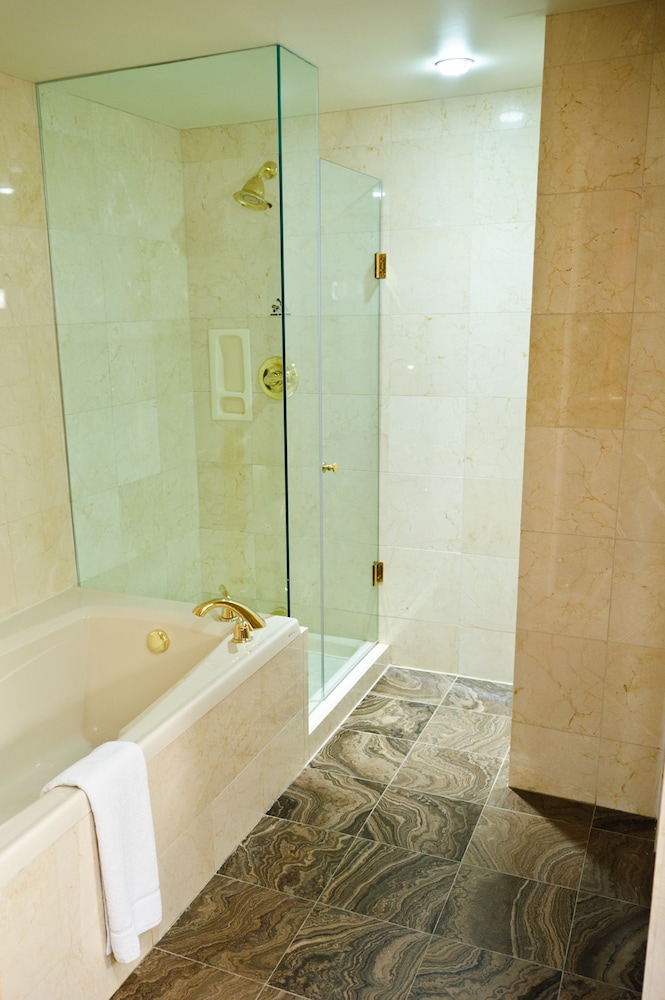 Deep soaking bathtub