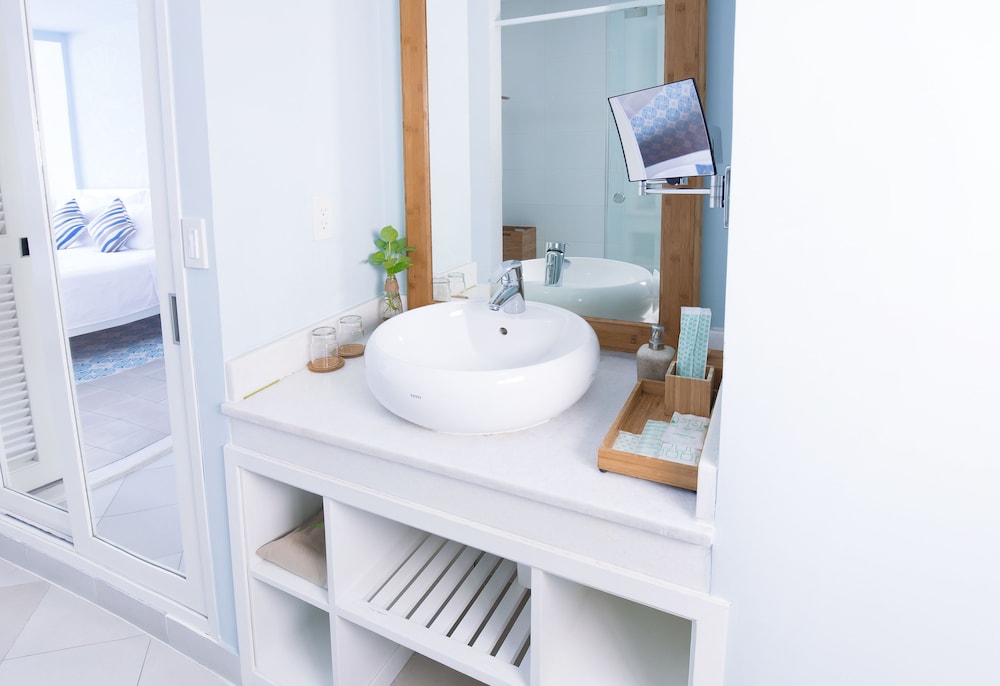 Bathroom sink