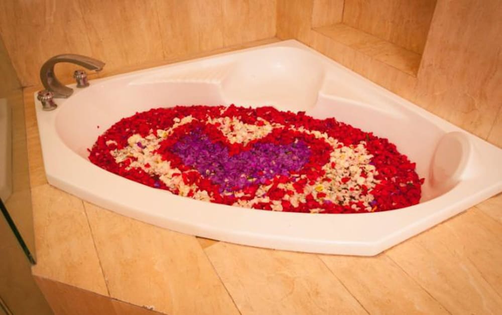 Deep soaking bathtub