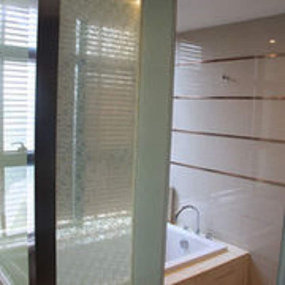 Deep soaking bathtub