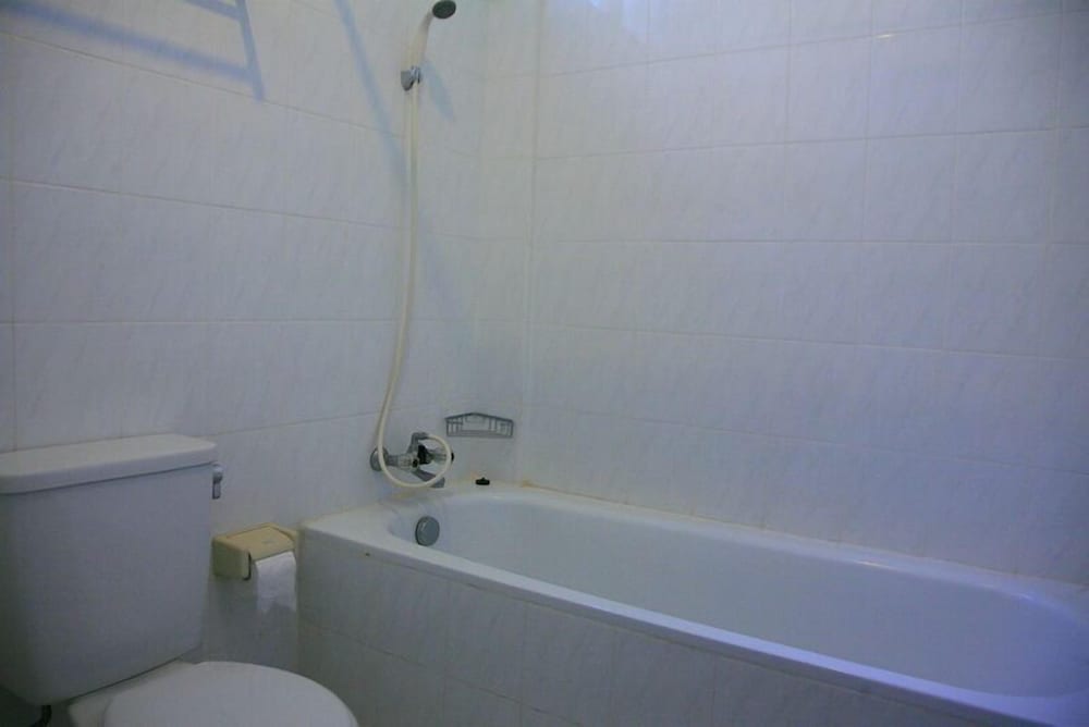 Deep soaking bathtub