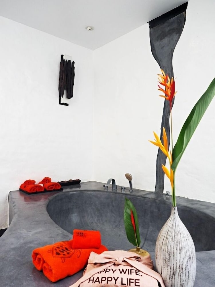 Deep soaking bathtub