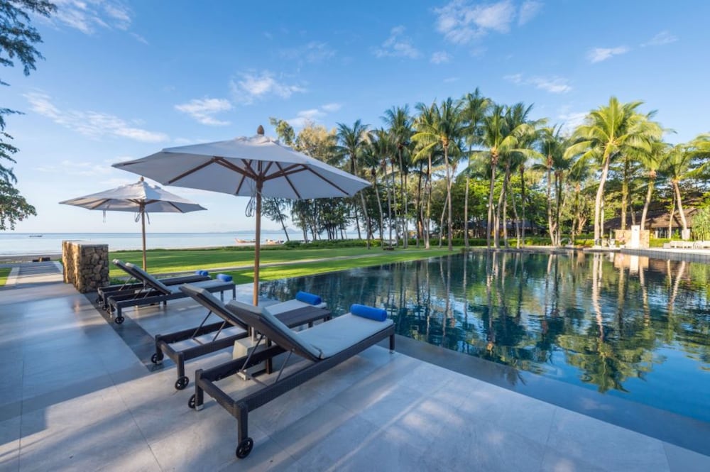 Indoor/outdoor pool