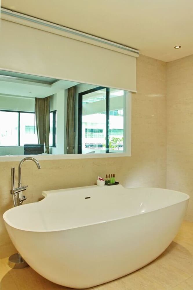 Deep soaking bathtub