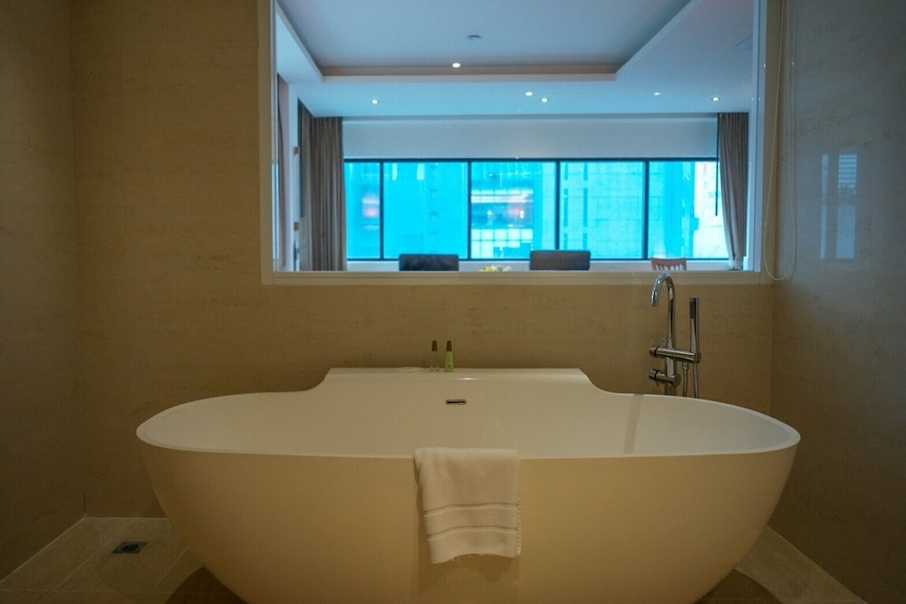 Deep soaking bathtub