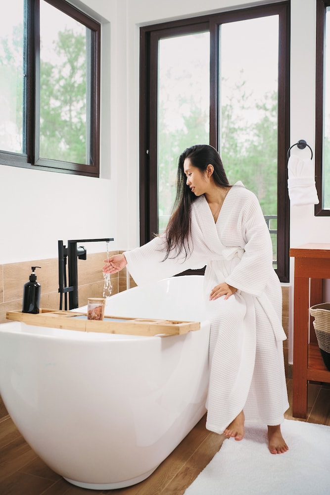 Deep soaking bathtub
