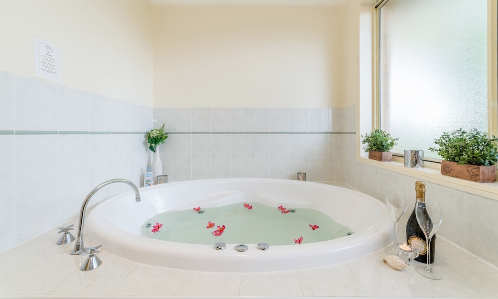 Jetted tub